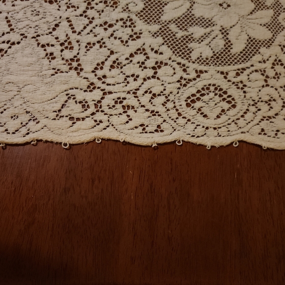 Vintage Ivory Lace Tablecloth by Quaker - Picture 11 of 13